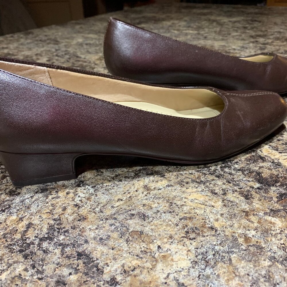 Brown Leather Trotters, size 9 1/2 N with a 1 1/2 inch heel/shoe